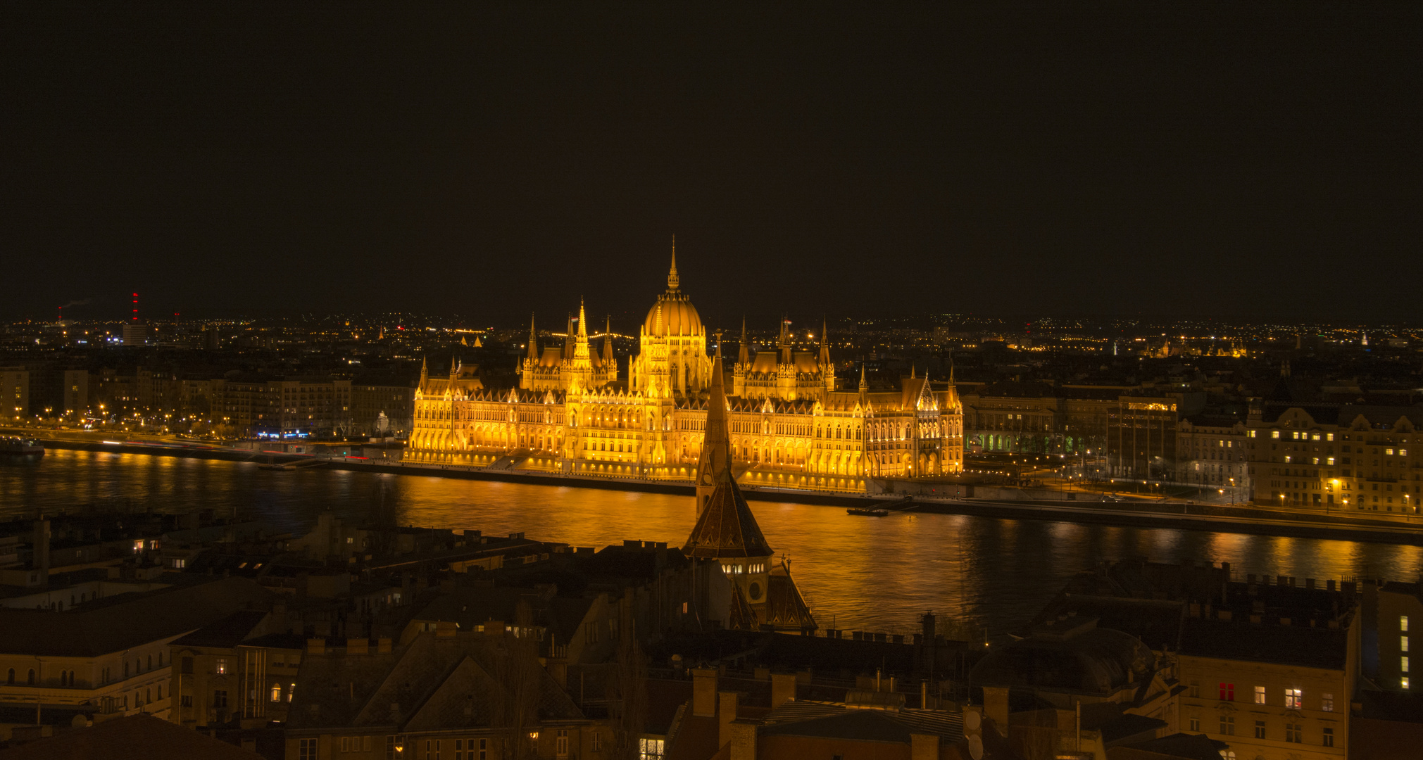 Das Parlament im Pest-Viertel