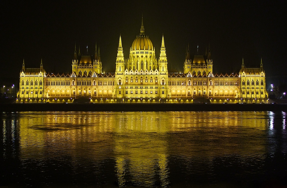 At night, it is well lit by surrounding lights and provides a brilliant backdrop for photographers. Budapest Parlament Nacht - Das Parlament in Budapest Foto & Bild | architektur ...