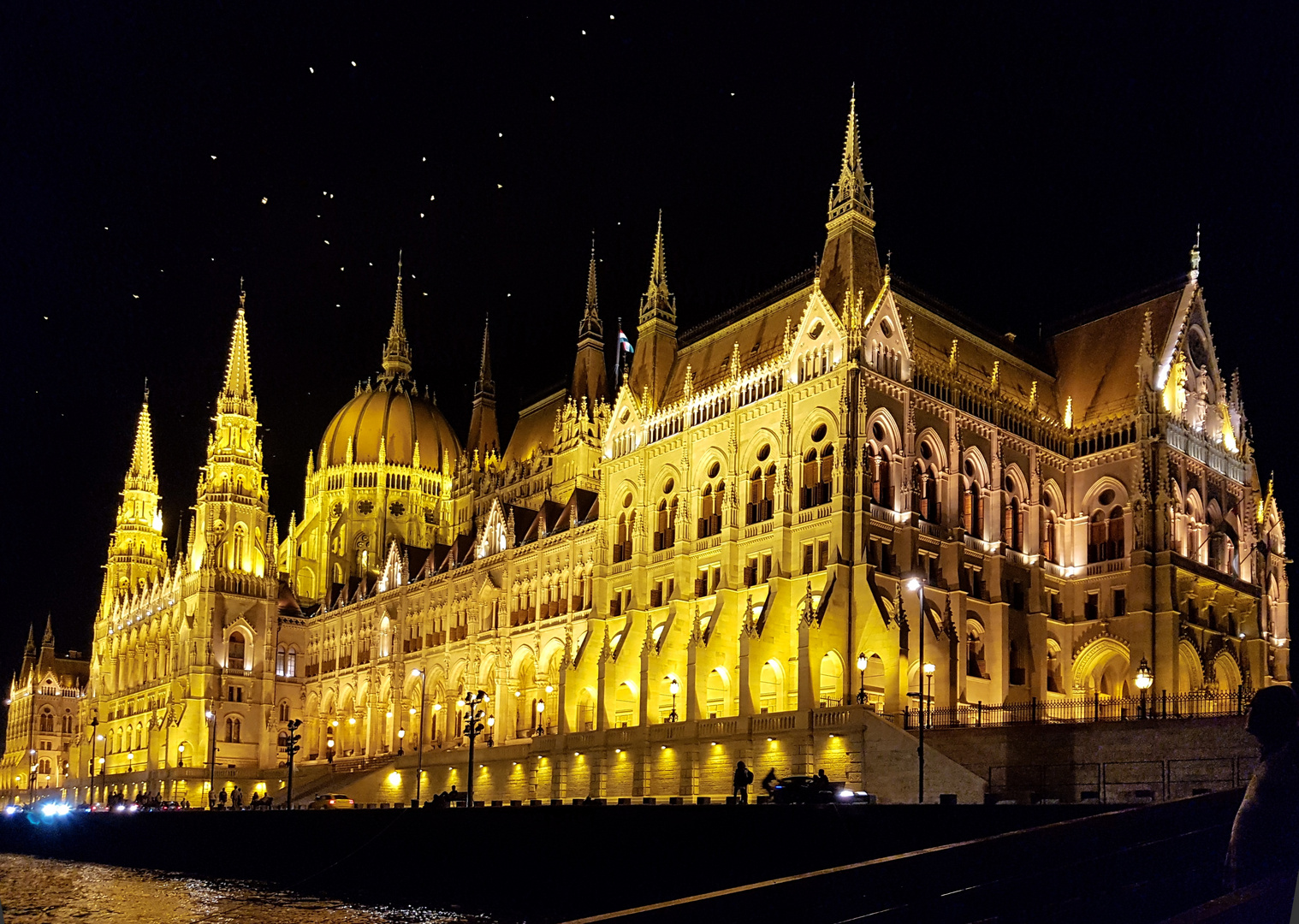 Das Parlament in Budapest bei Nacht