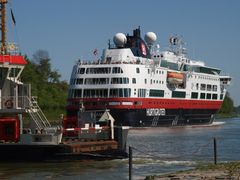 Das Passagierschiff FRAM begegnet die Kanalfähre in Landwehr