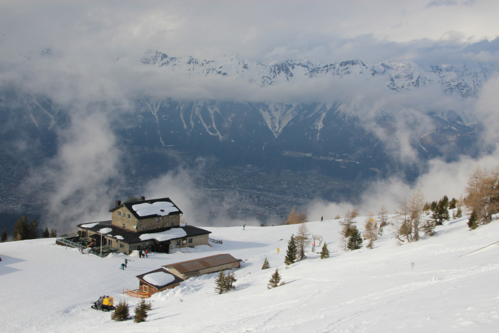 Das Patscherkofelschutzhaus mit Innsbruck und der Nordkette