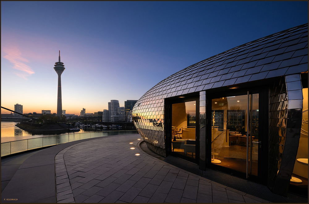 Das Pebble's vom Düsseldorfer Hyatt bei Sonnenaufgang