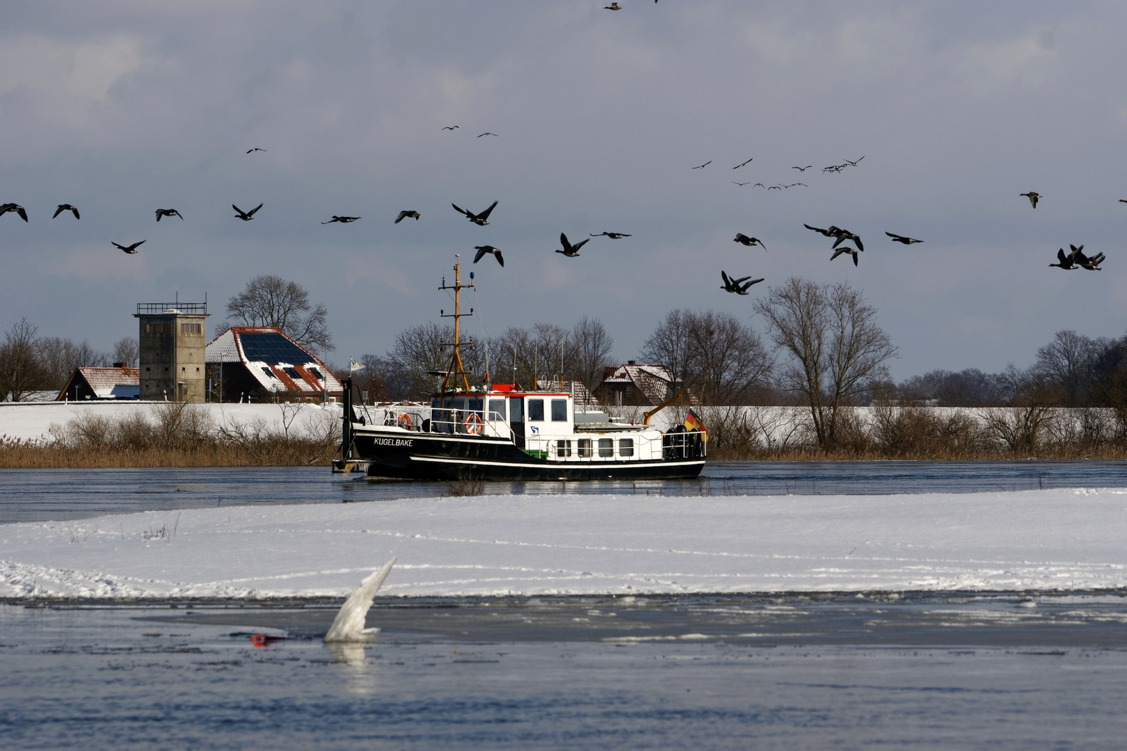 Das Peilschiff "Kugelbake" auf der Elbe bei Bleckede