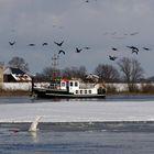 Das Peilschiff "Kugelbake" auf der Elbe bei Bleckede