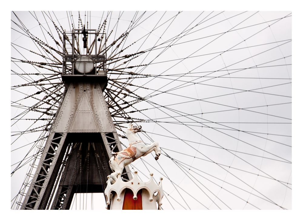 das Pferd vor dem Riesenrad