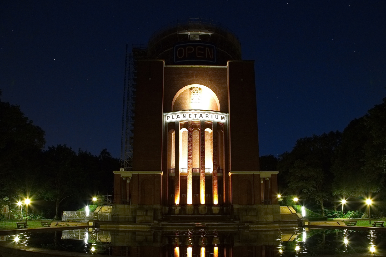 Das Planetarium bei Nacht