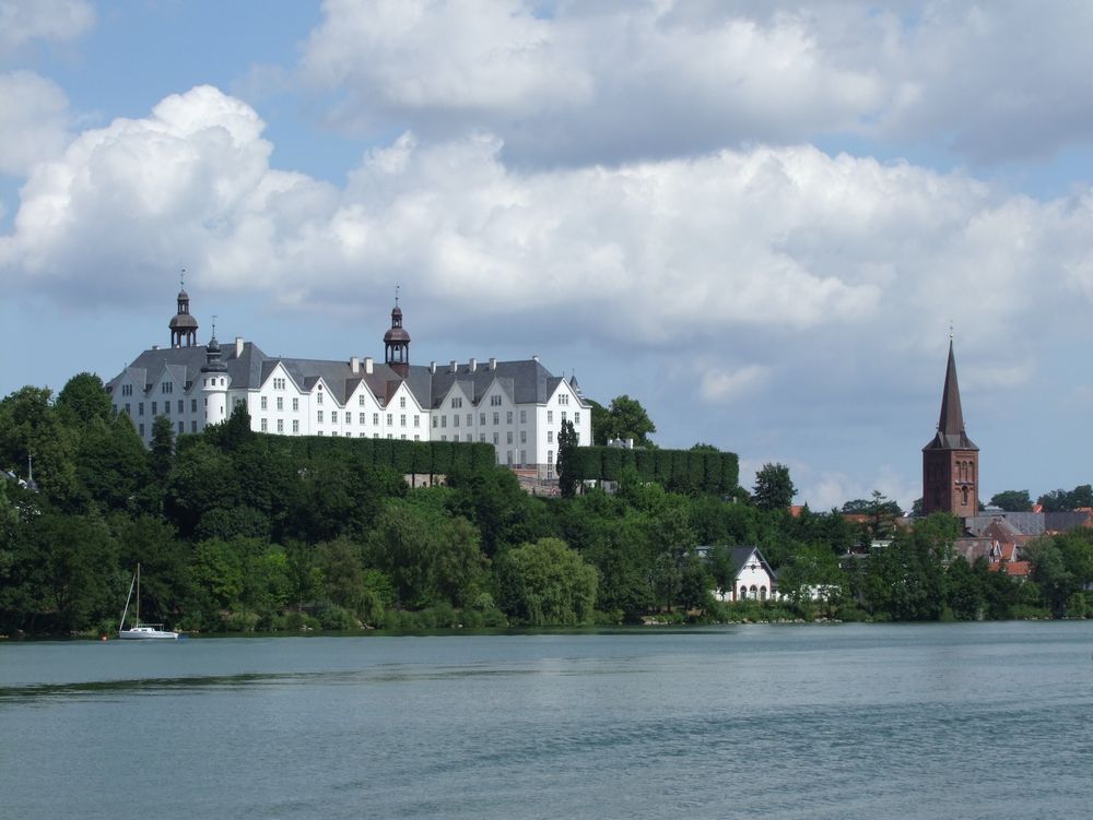 Das Plöner Schloss & Kirchturm der Nikolaikirche