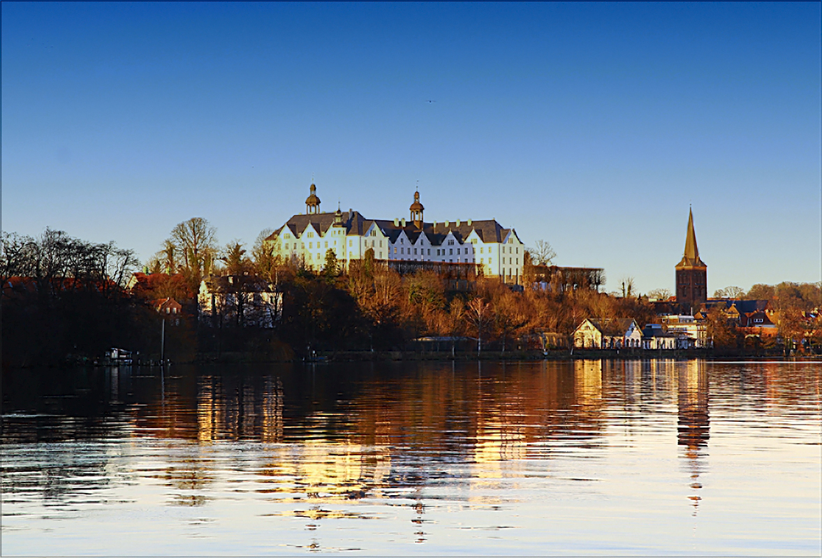 Das Plöner Schloss von der Sonne angestrahlt...