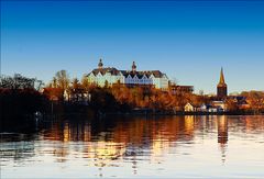 Das Plöner Schloss von der Sonne angestrahlt...