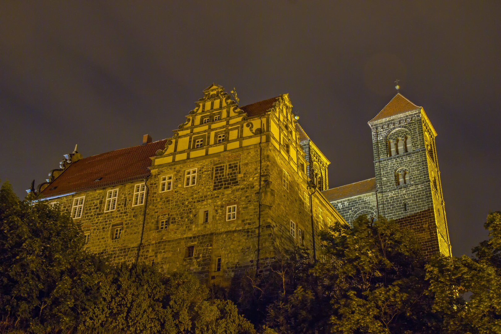 Das Quedlinburger Schloß bei Nacht.