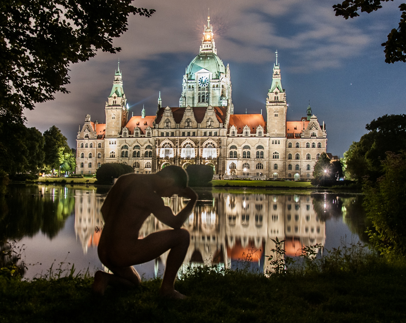 Das Rathaus bei Nacht mit nem jungen Opfer ;-)