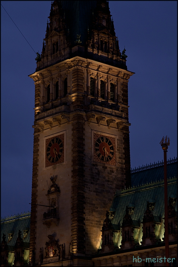 Das Rathaus im Glanz des Weihnachtsmarktes (2)