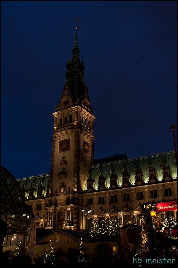 Das Rathaus im Glanz des Weihnachtsmarktes (3)