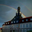 Das Rathaus in Königsee mit doppeltem Regenbogen.