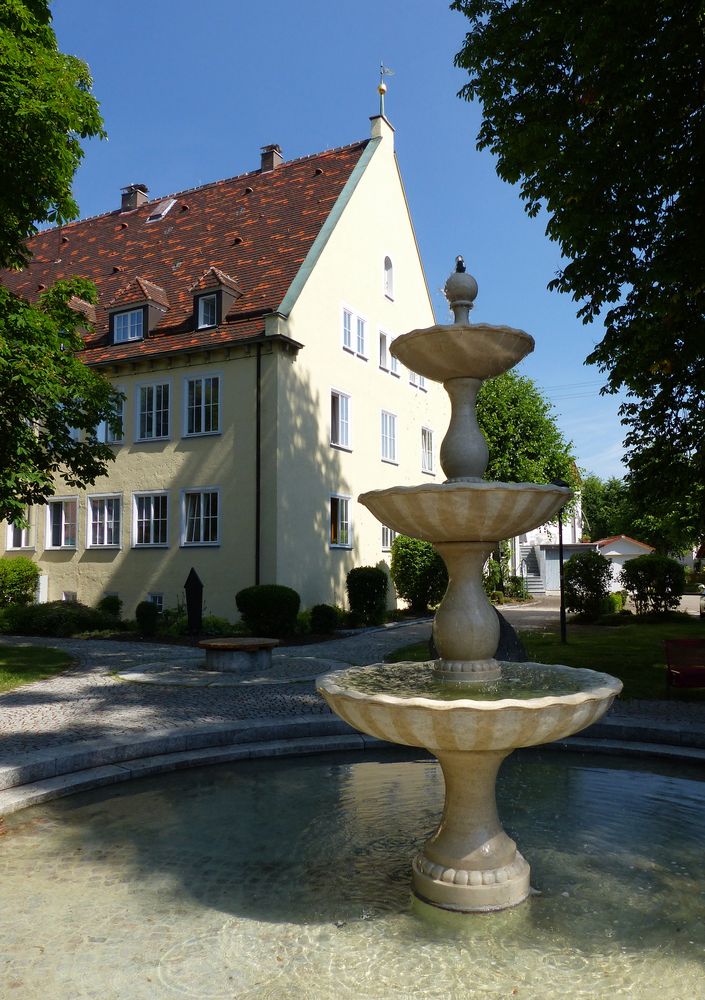 Das Rathaus und der Brunnen im Park