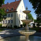 Das Rathaus und der Brunnen im Park