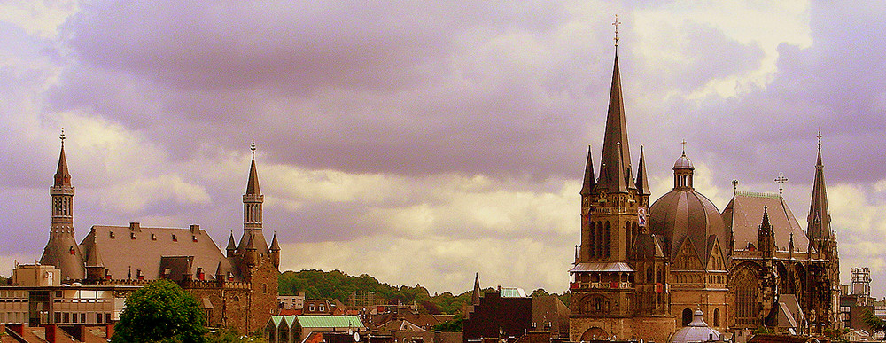 Das Rathaus und der Dom zu Aachen...