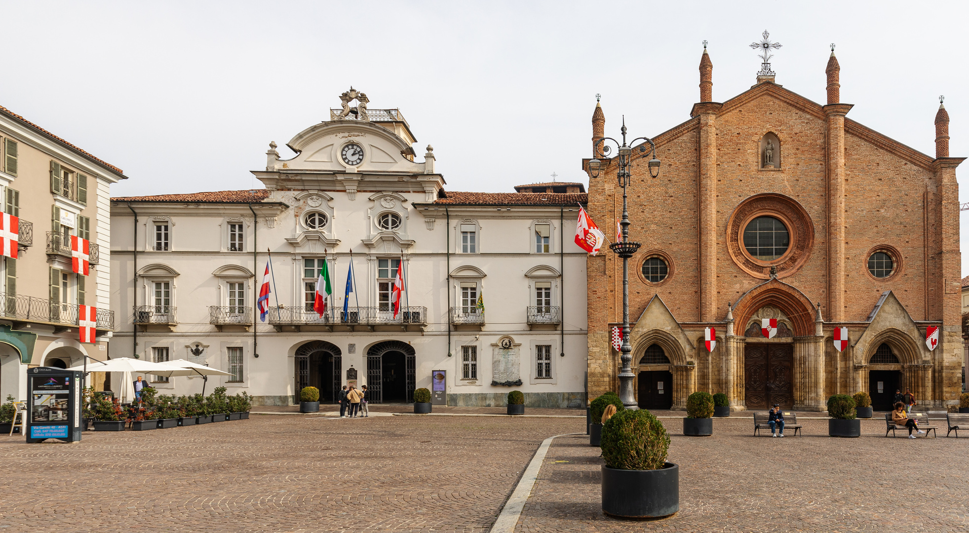 Das Rathaus und die Stiftskirche San Secondo Foto & Bild kirche