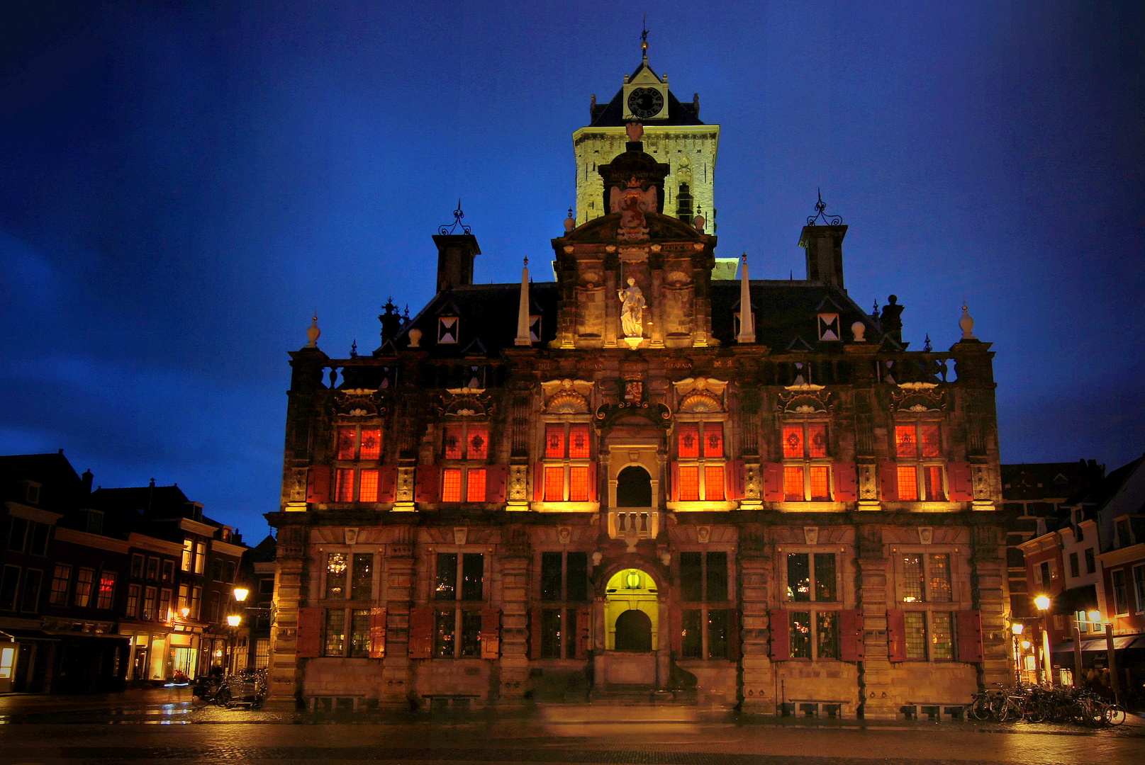 das Rathaus von Delft während der blauen Stunde