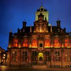 das Rathaus von Delft während der blauen Stunde