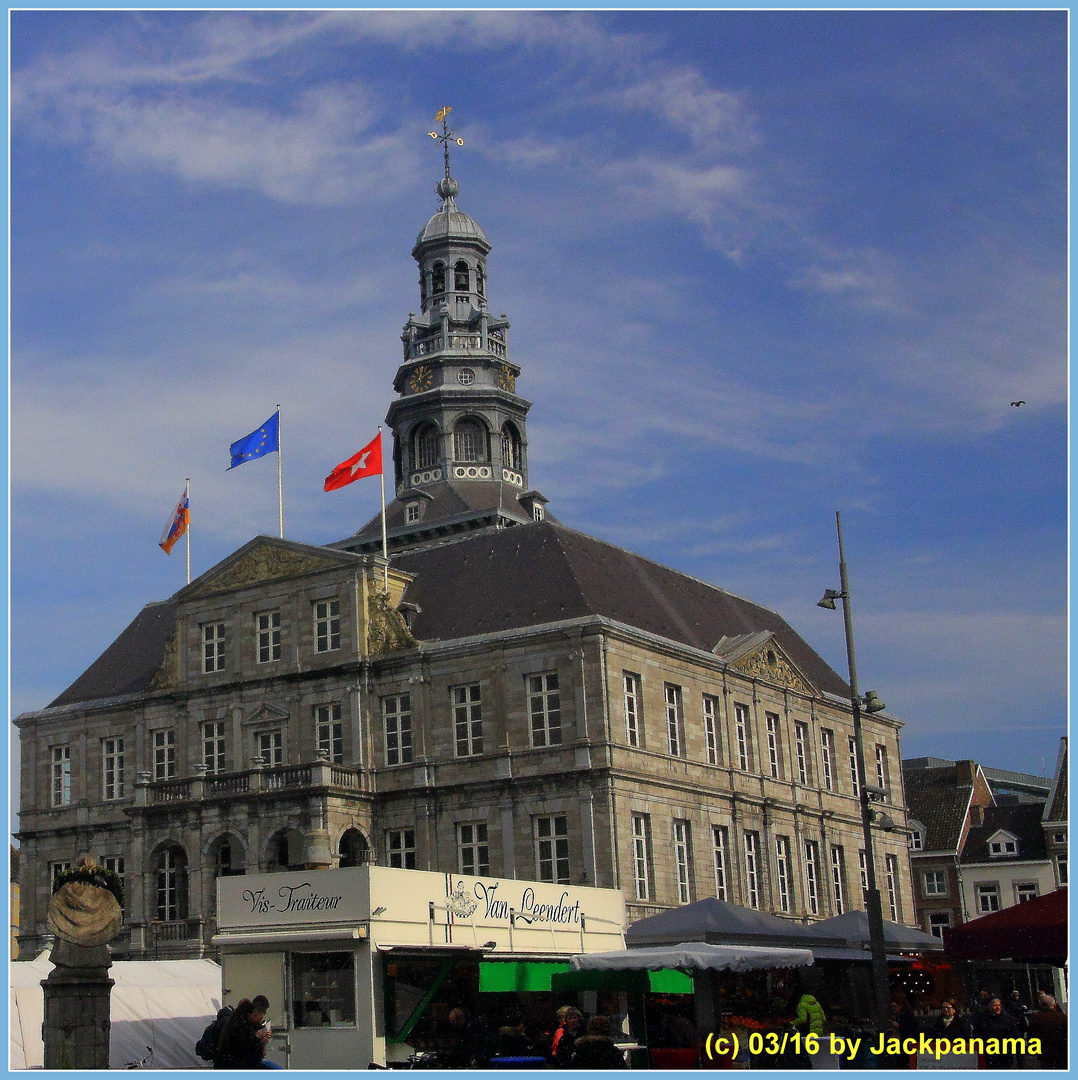 Das Rathaus von Maastricht, direkt am Marktplatz.