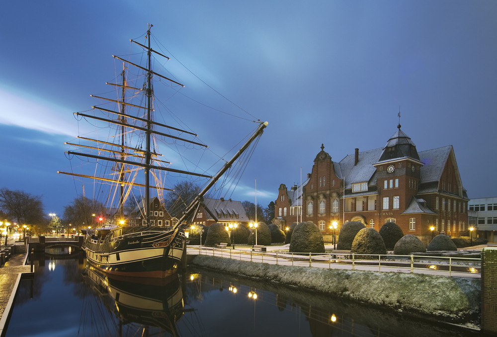 Das Rathaus von Papenburg im Winter.