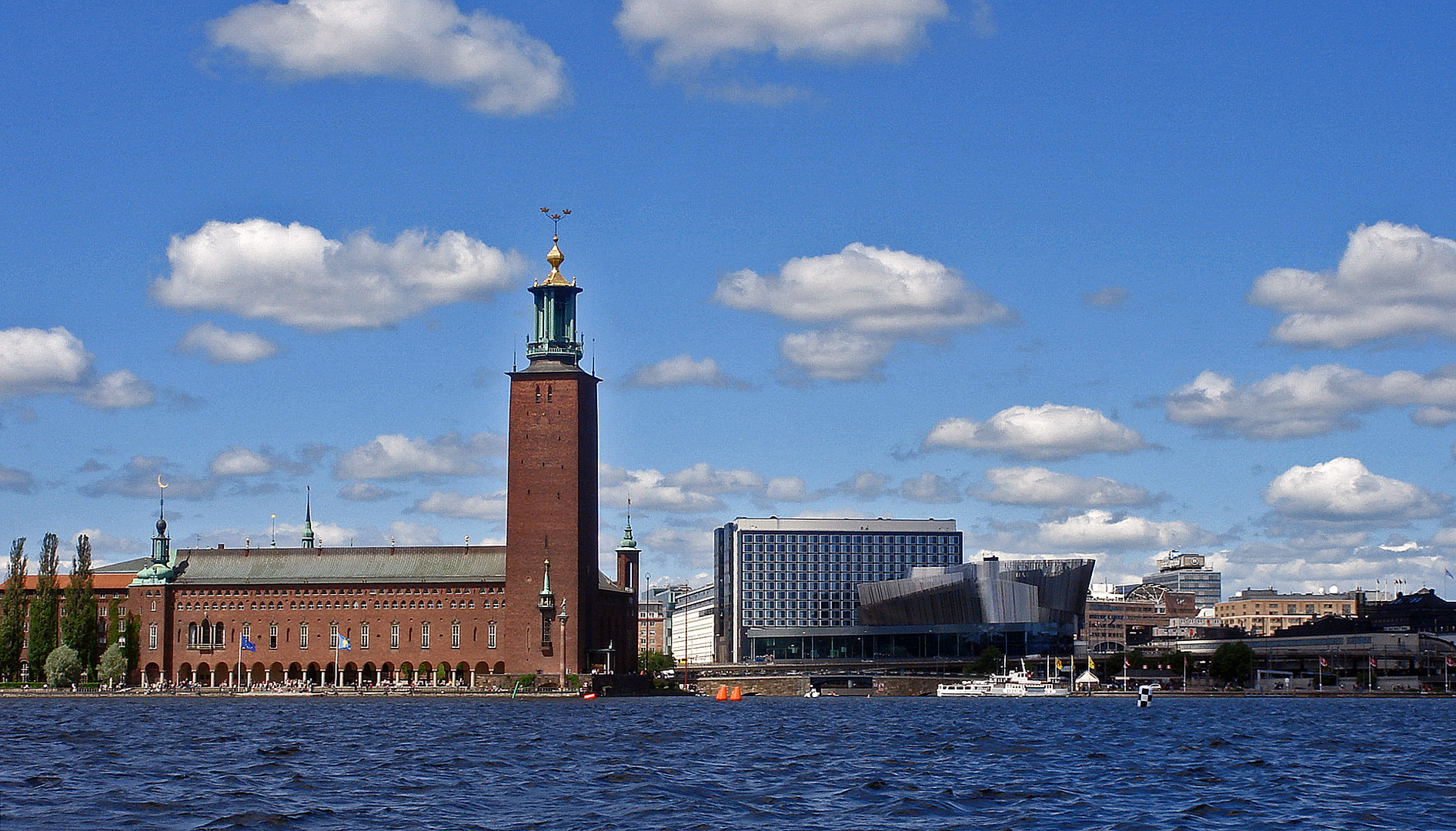 Das Rathaus von Stockholm mit den Tre Kronor auf seiner Turmspitze