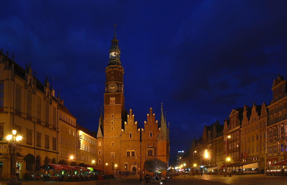 Das Rathaus zur "blauen Stunde"