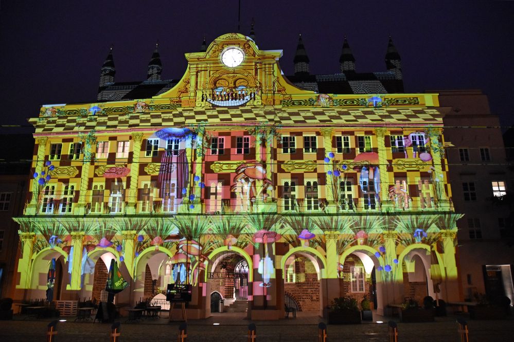 Das Rathaus zur Lichtwoche 2020 in Rostock