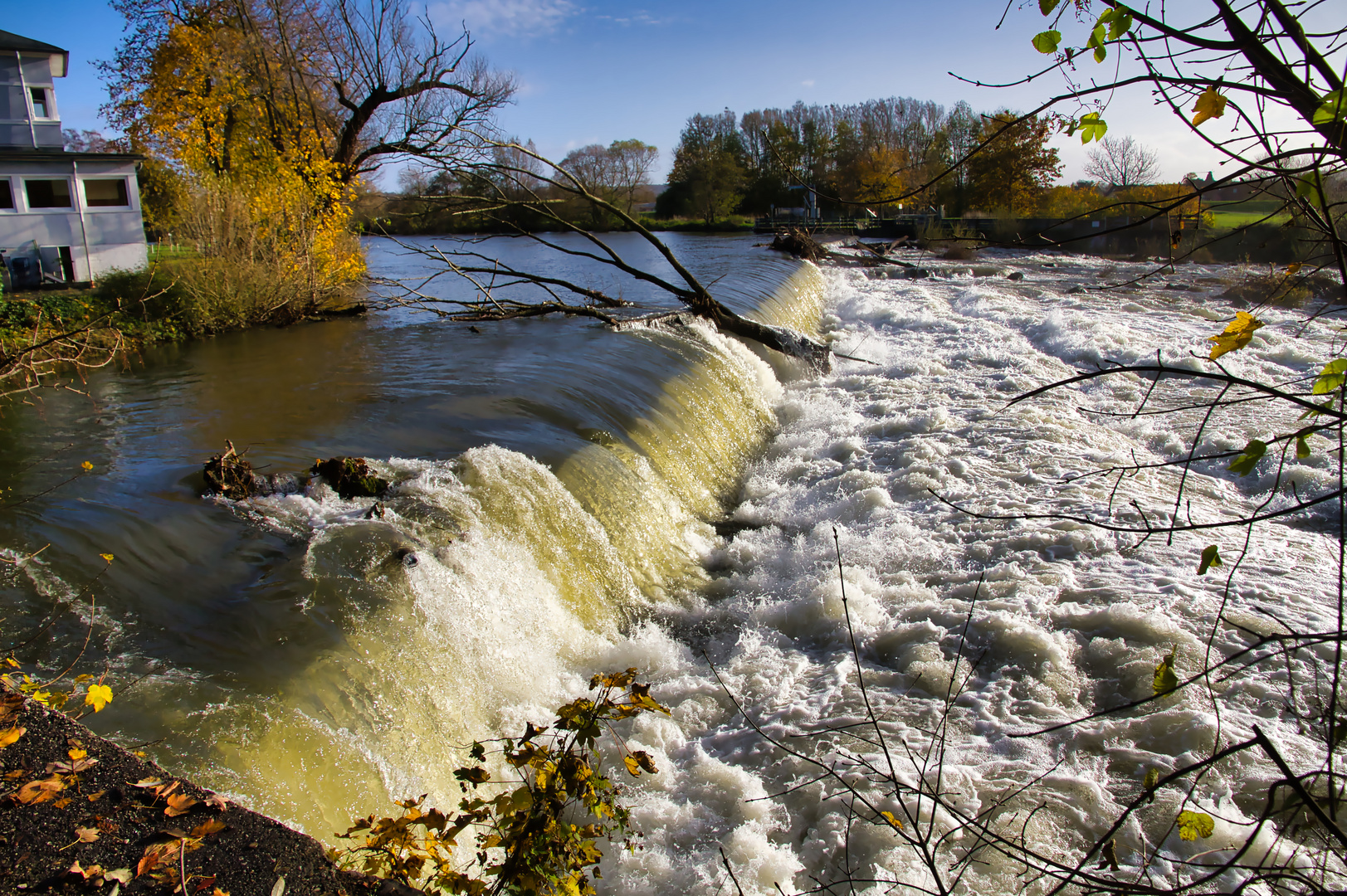 Das rauschende Siegwehr bei Hochwasser