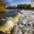 Das rauschende Siegwehr bei Hochwasser