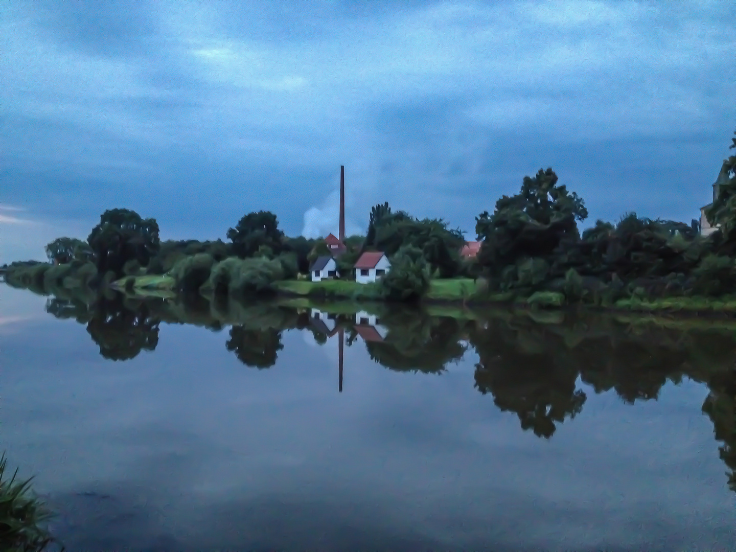 Das rechte Weserufer in Hoya nach einem Regenguss