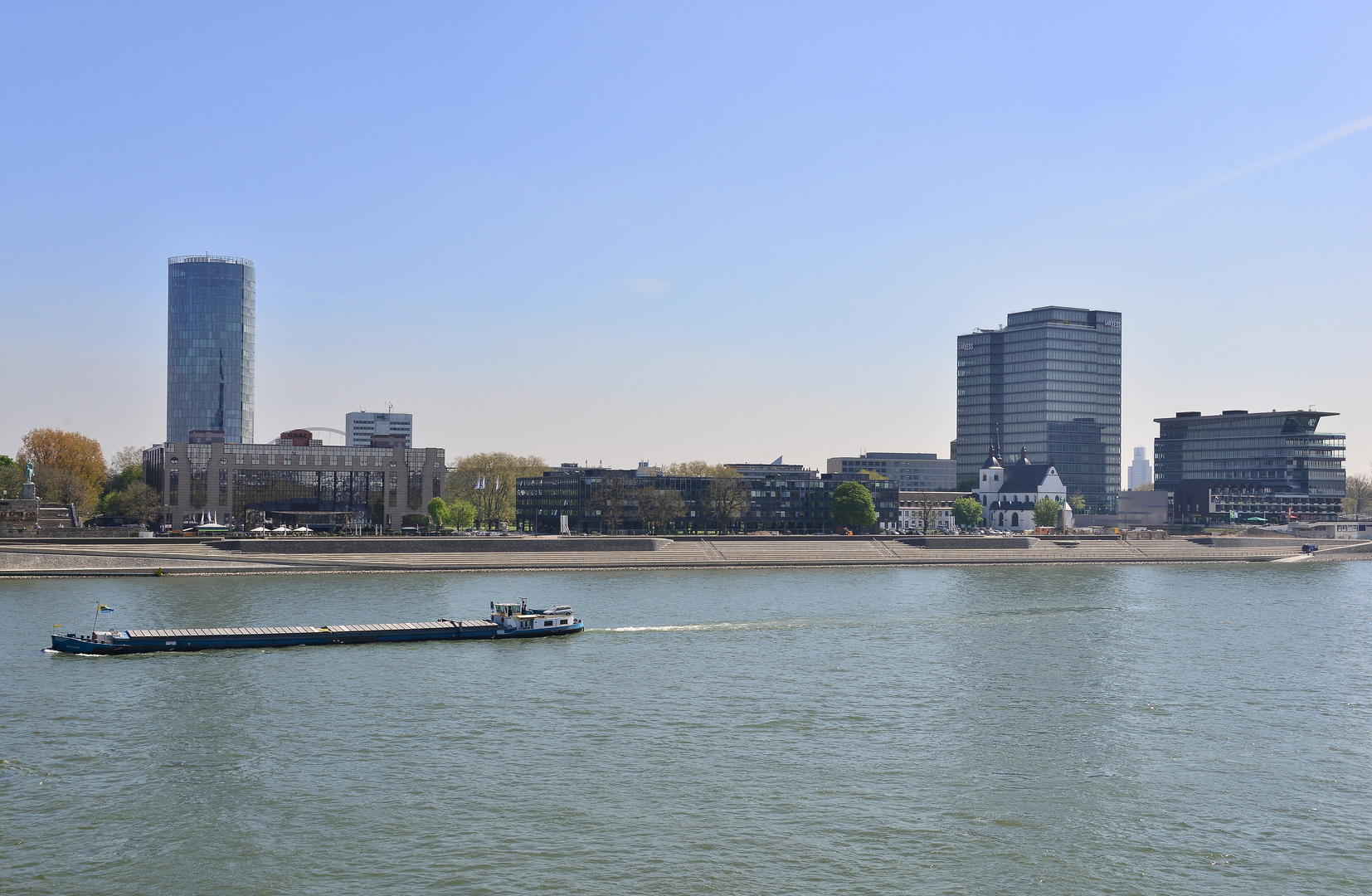 das rechtsrheinische Ufer mit LVR Turm