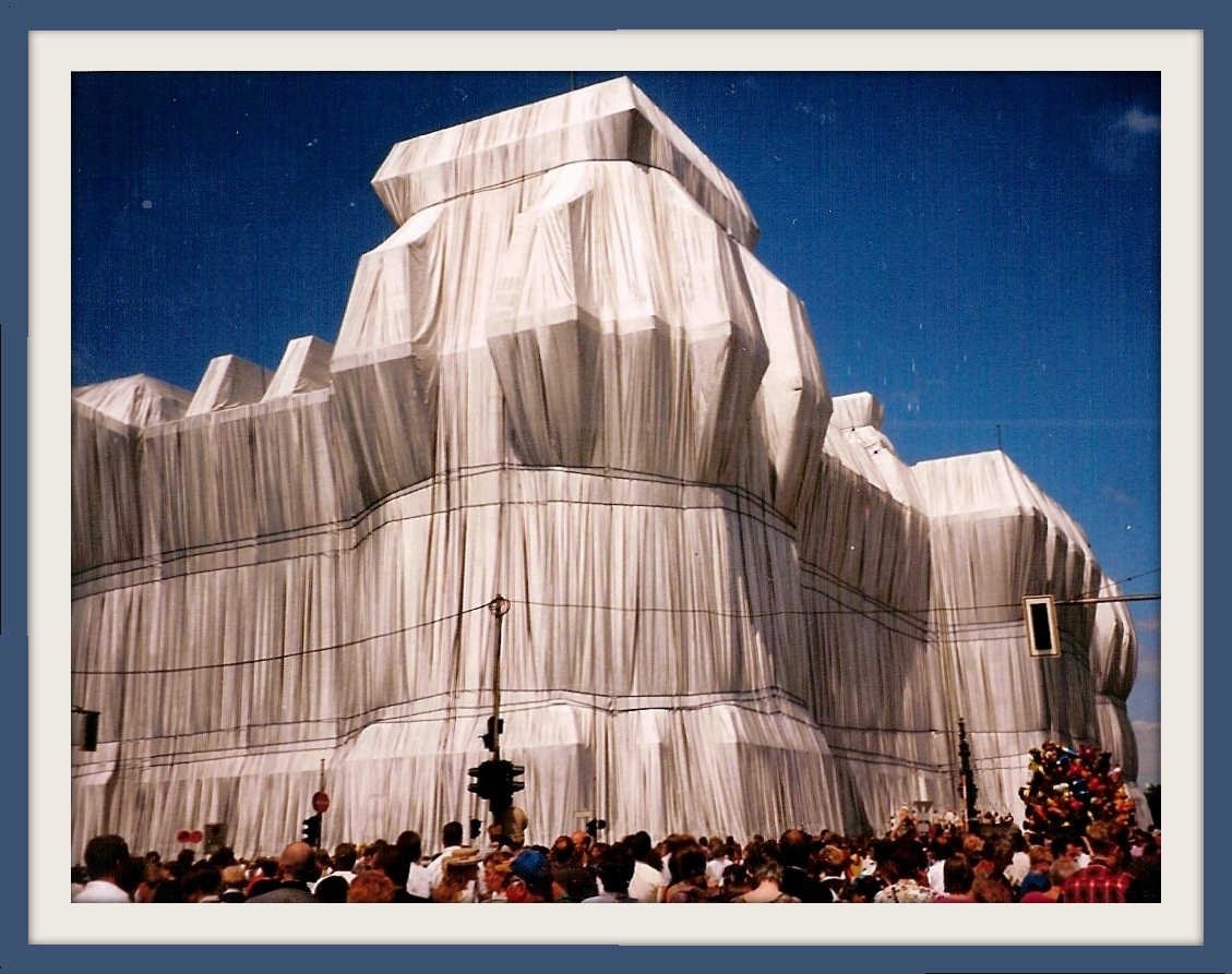 Das Reichstagsgebäude in Berlin/Christo Aktiv Kunst... 