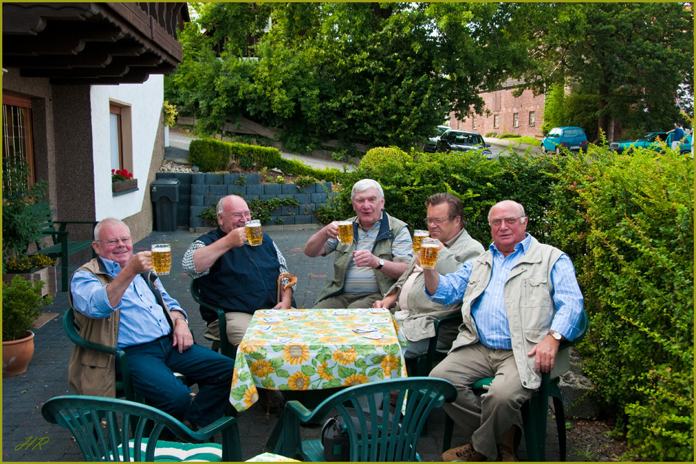 Das Rentnerleben ist schön...... Die Schluckspechte aus dem Sauerland geben sich die Ehre. :-)))