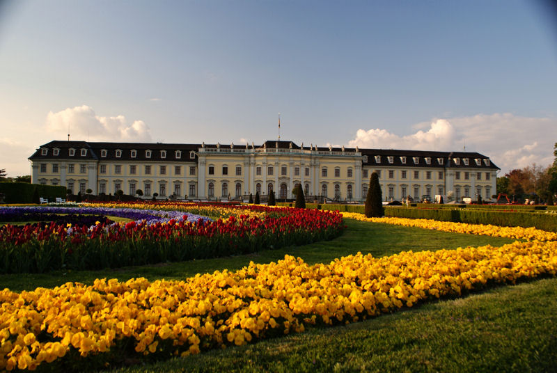 Das Residenzschloss in Ludwigsburg von der Südseite aus dem Blühenden Barock aufgenommen