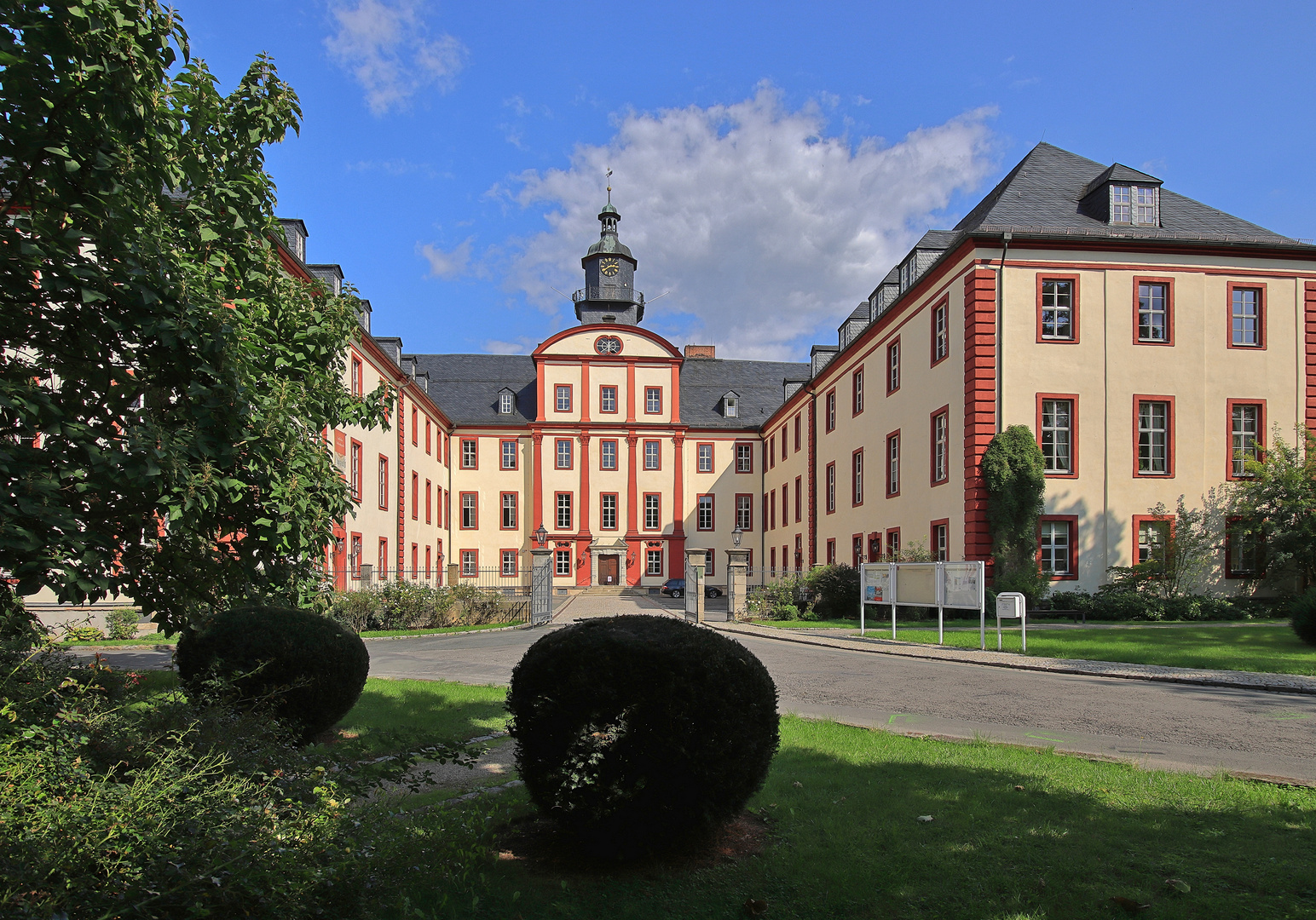 ...das Residenzschloß Saalfeld...