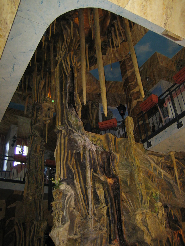 Das Restaurant "Grotta Palacese" mitten in Leipzig.Teil 2