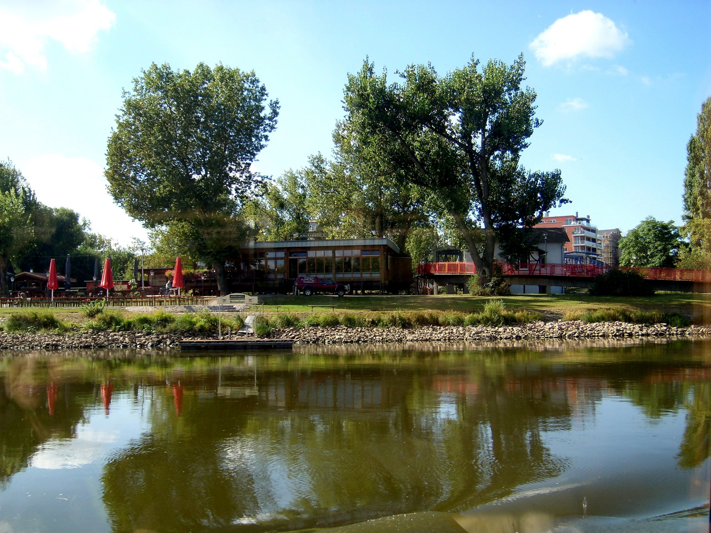 Das Restaurant "Mückenwirt" in Magdeburg vom Elbdampfer aus gesehen