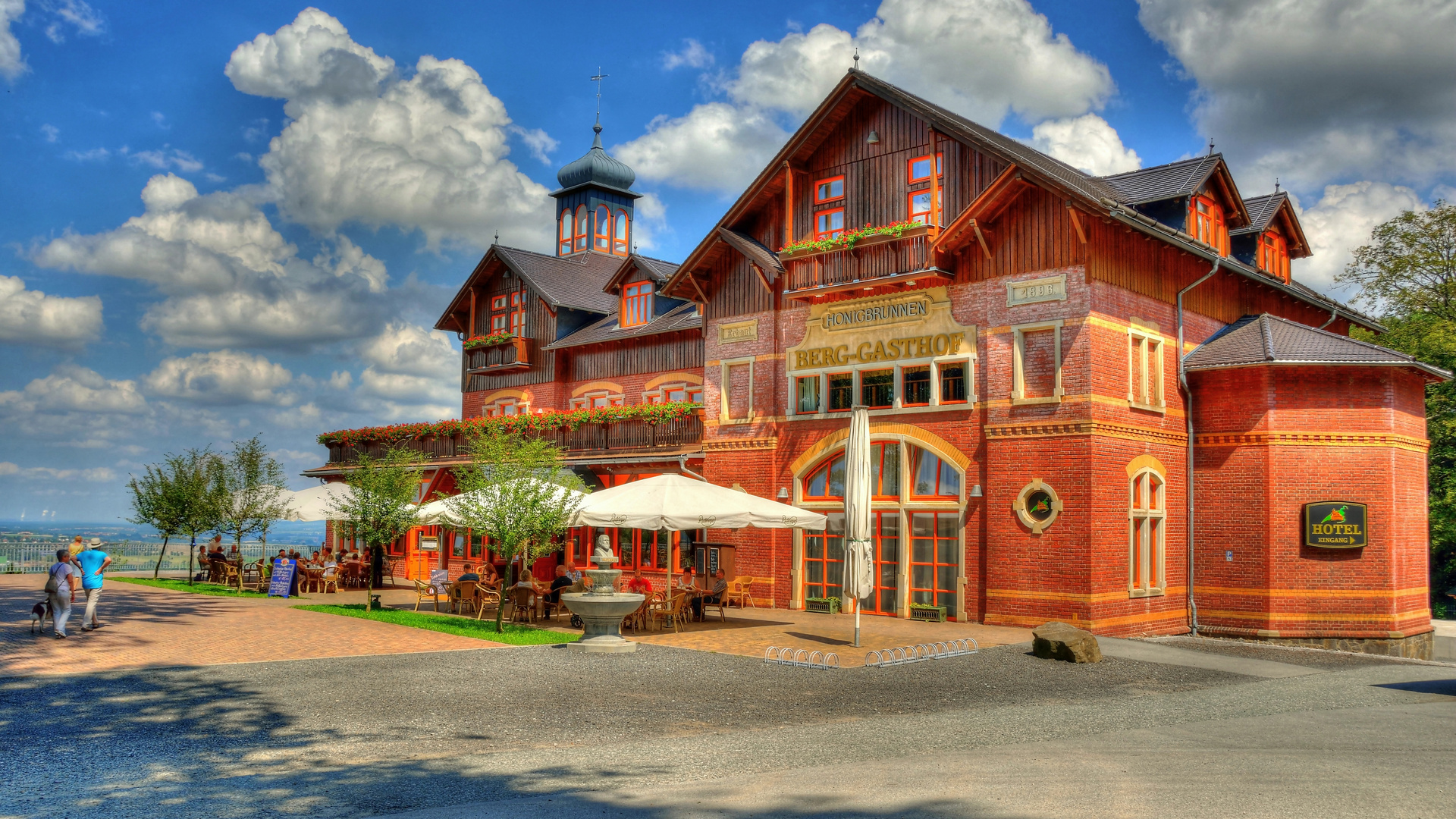 Das Restaurant und Hotel "Honigbrunnen" auf dem Löbauer Berg