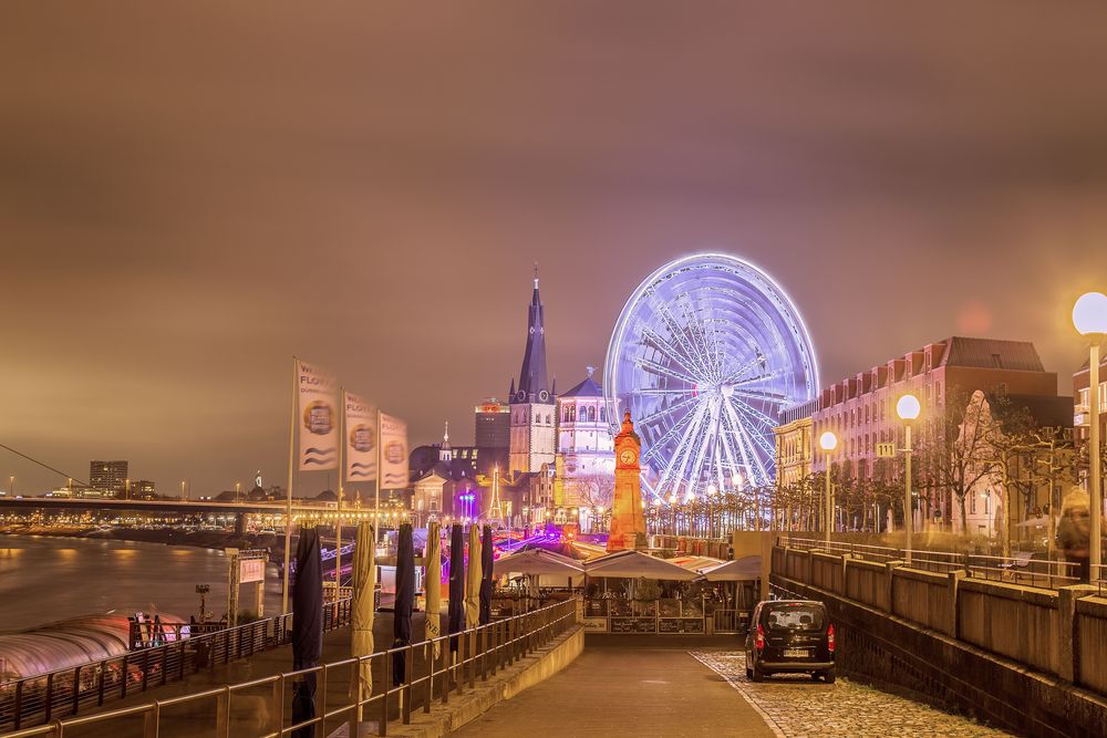 Das Riesenrad an der Rheinpromenade Düsseldorf