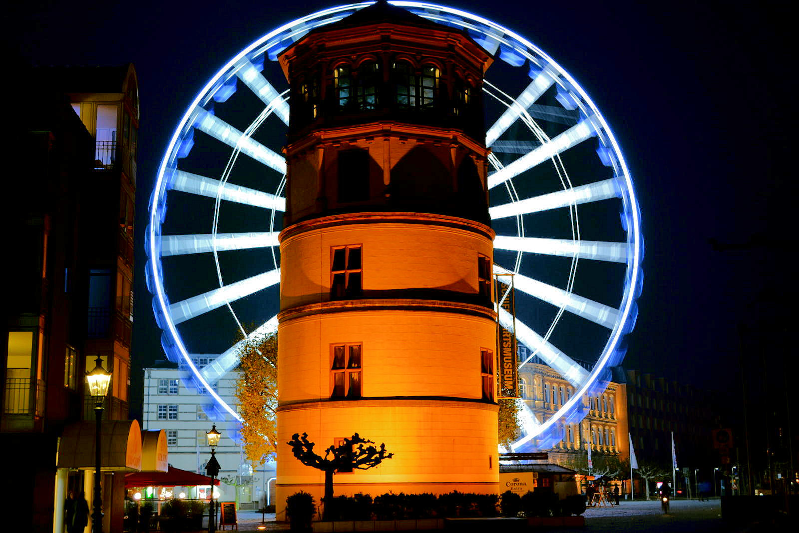 Das Riesenrad in Düsseldorf am Burgplatz.