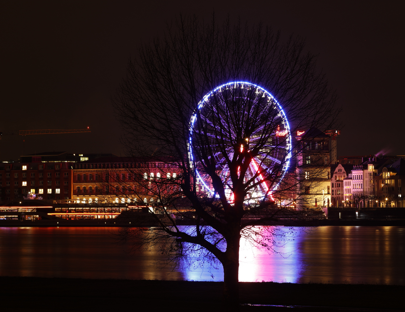 das Riesenrad in Düsseldorf neben dem Schifffahrtsmuseum