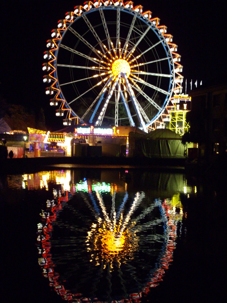 Das Riesenrad spiegelt sich im großen Teich