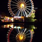 Das Riesenrad spiegelt sich im großen Teich