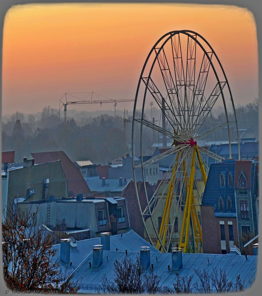  Das Riesenrad wird für den Weihnachtsmarkt aufgebaut 