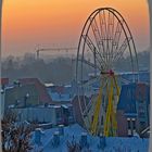  Das Riesenrad wird für den Weihnachtsmarkt aufgebaut 