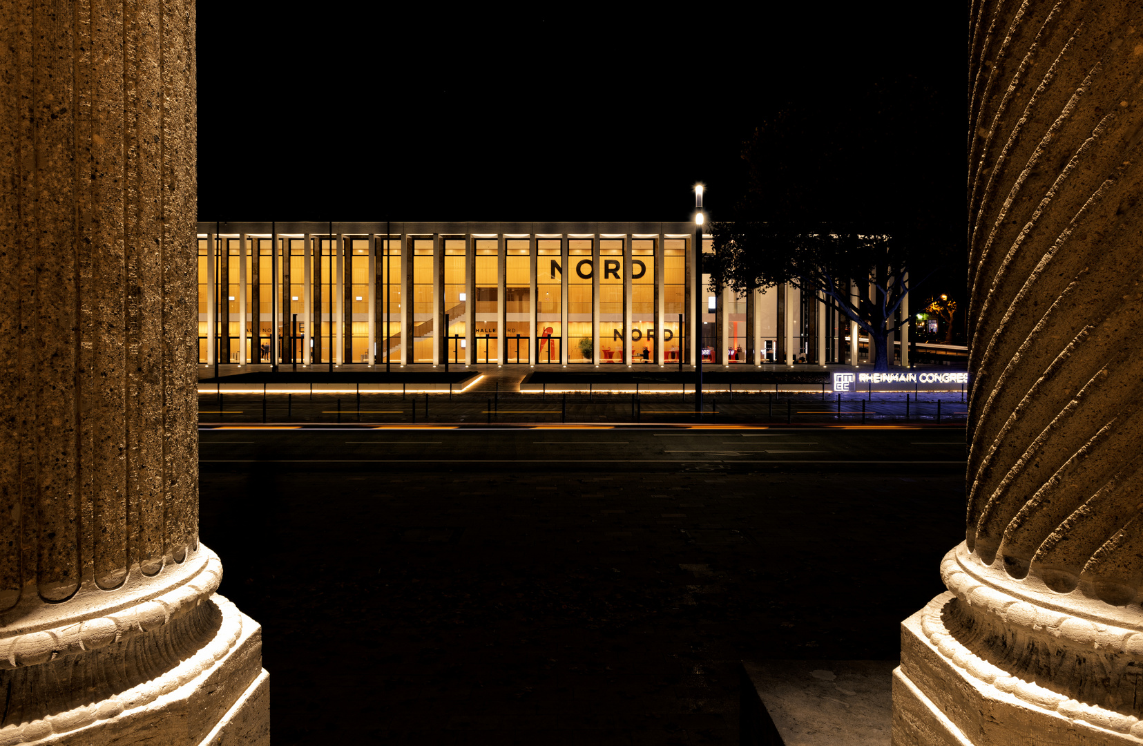 Das RMCC (RheinMain CongressCenter) in Wiesbaden ...