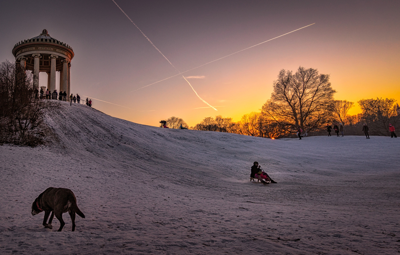 Das Rodeln in den Sonnenuntergang