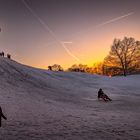 Das Rodeln in den Sonnenuntergang